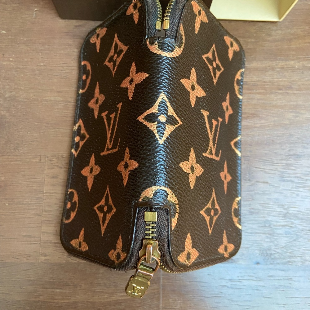 LV - 6 Key w/ zipper - Picture 8 of 15